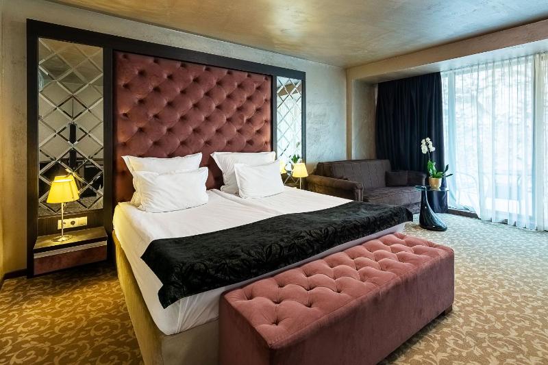 Deluxe Double Room image 3