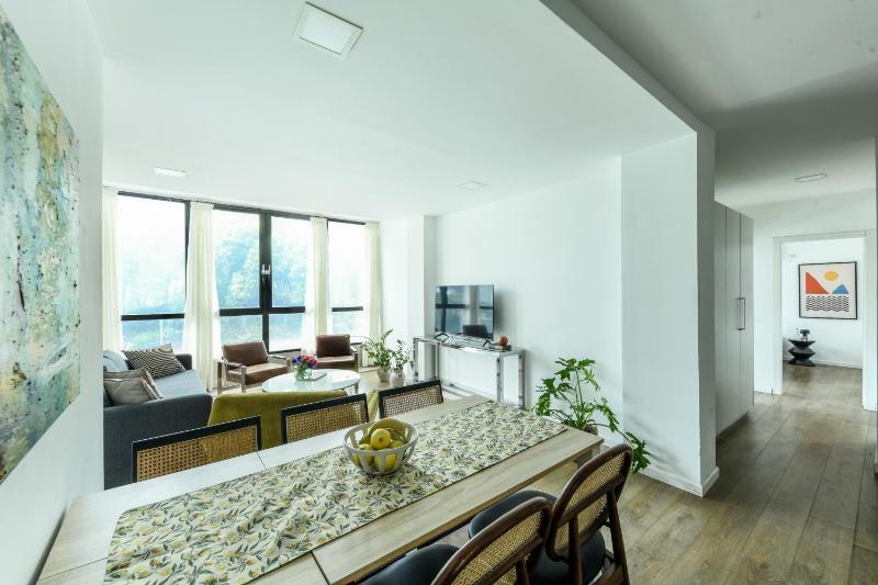 Modern & Bright 3BR Apt with Shelter by Sea N' Rent - image 7