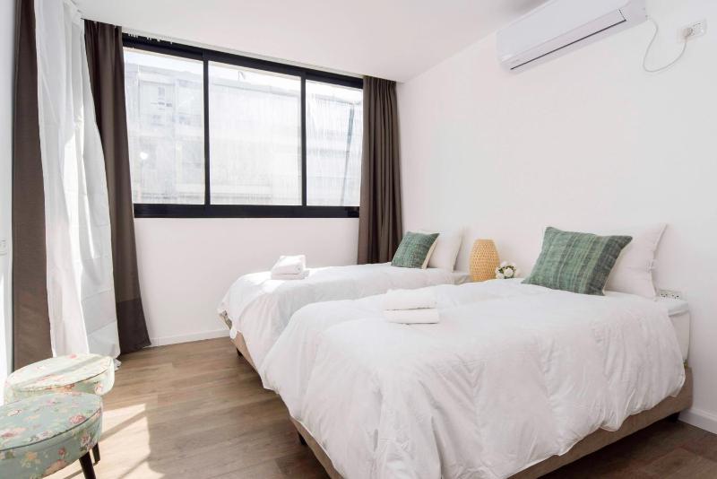 Modern & Bright 3BR Apt with Shelter by Sea N' Rent - image 14
