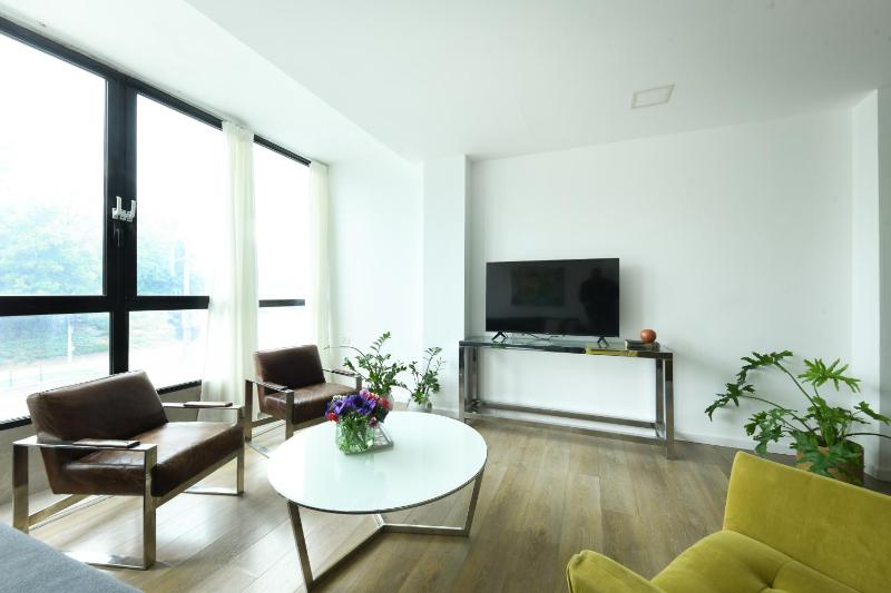 Stylish Spacious 3BR Apartment 5min From the Beach - image 14