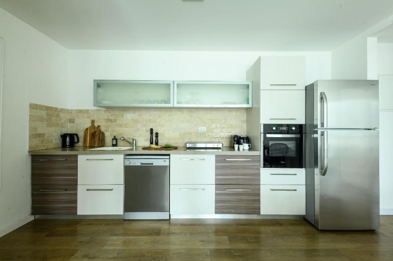 Stylish Spacious 3BR Apartment 5min From the Beach - image 13