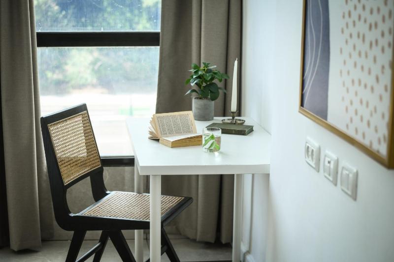 Stylish Spacious 3BR Apartment 5min From the Beach - image 8