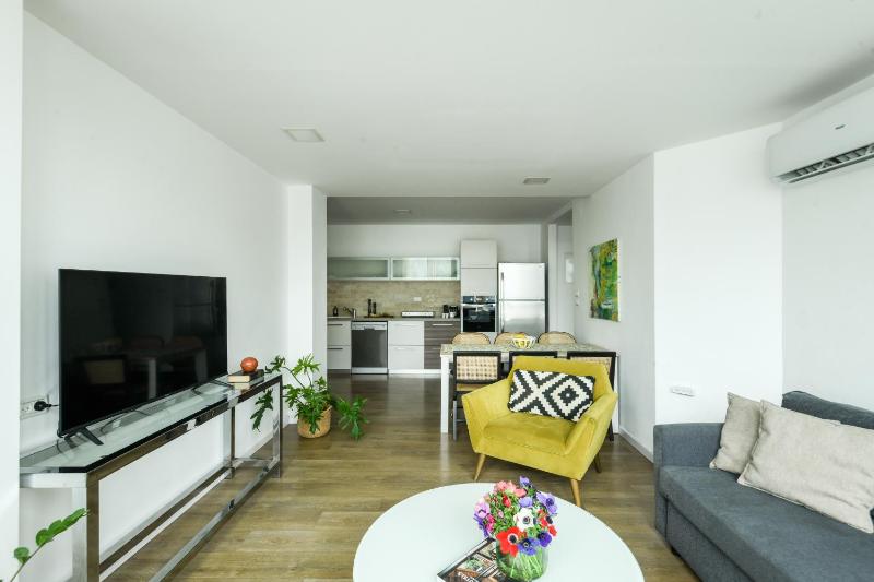 Stylish Spacious 3BR Apartment 5min From the Beach - image 11