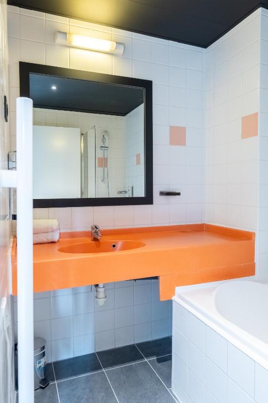 One-Bedroom Apartment - Twin image 2
