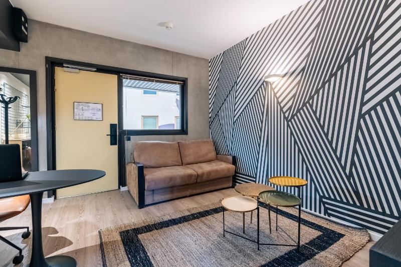 One-Bedroom Apartment - Twin image 4