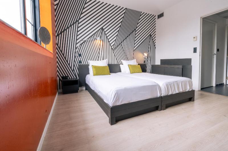 One-Bedroom Apartment - Twin image 3