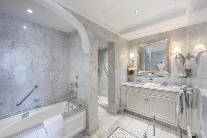 Suite with Sea View image 2