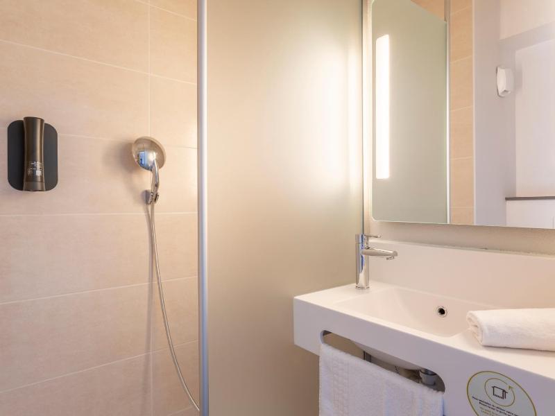 Double Room image 4