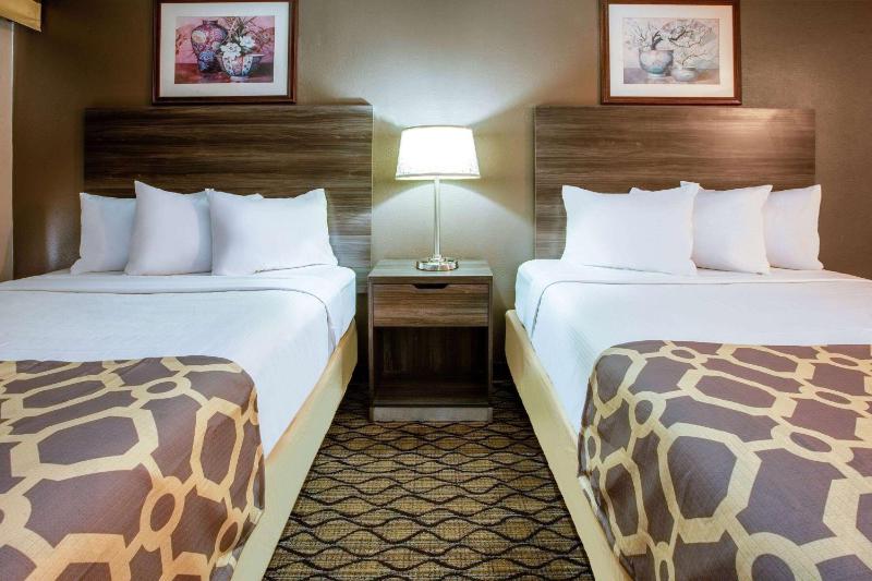Queen Room with Two Queen Beds and Bathtub - Mobility Accessible/Non-Smoking image 3