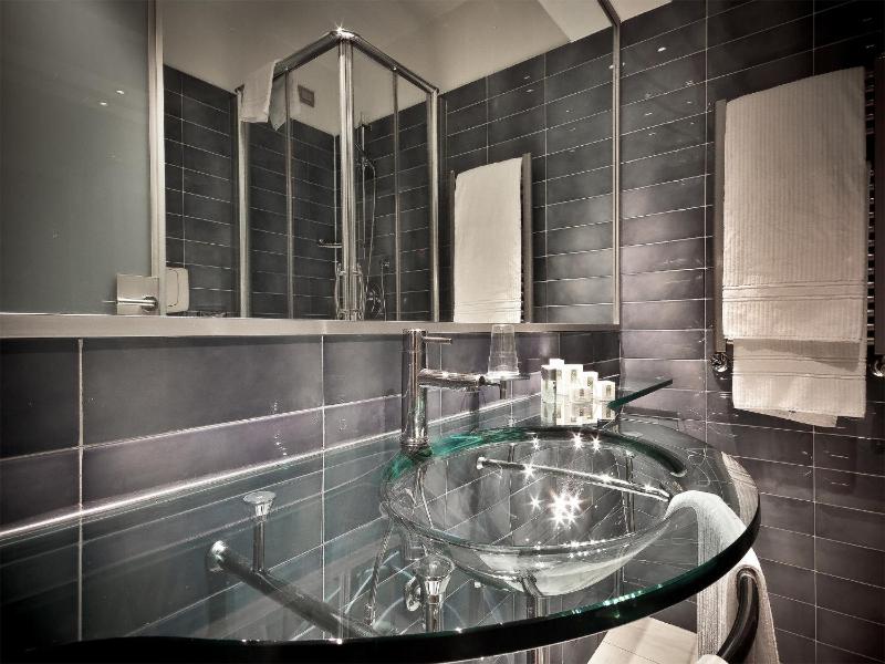 Deluxe Double or Twin Room image 2