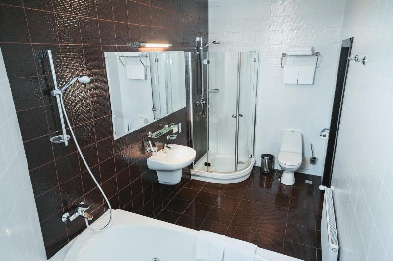 Suite with Hot Tub image 4