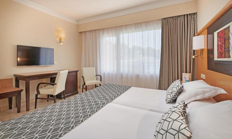 Twin Room image 3