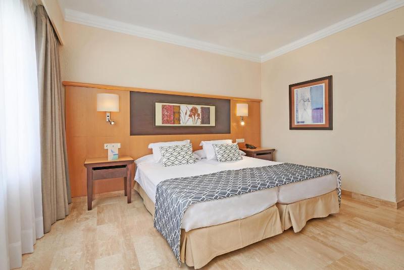 Double Room with Sea View image 4