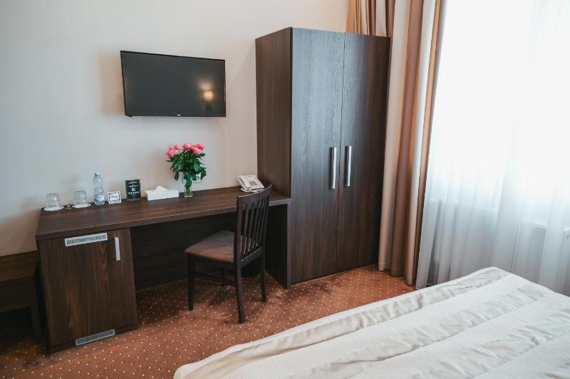 Small Double Room image 4