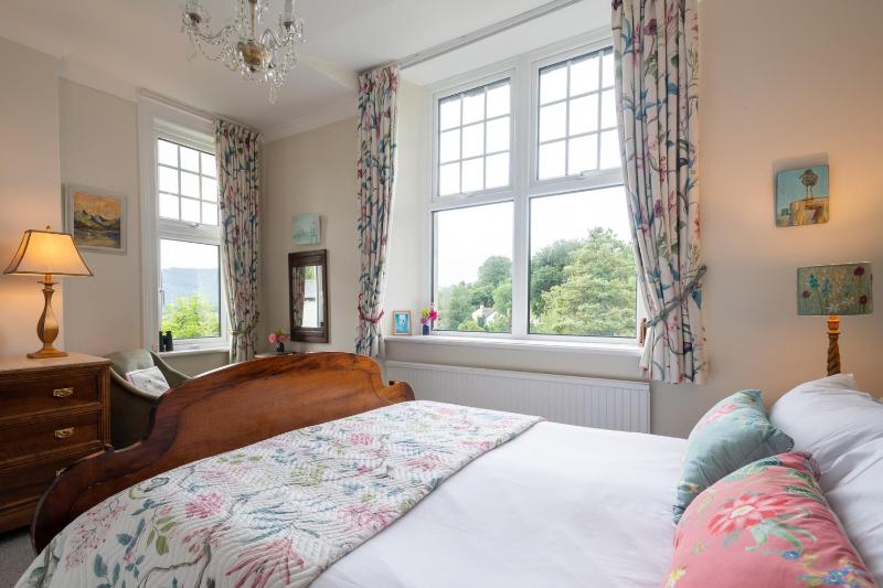 King Room with Lake View image 3