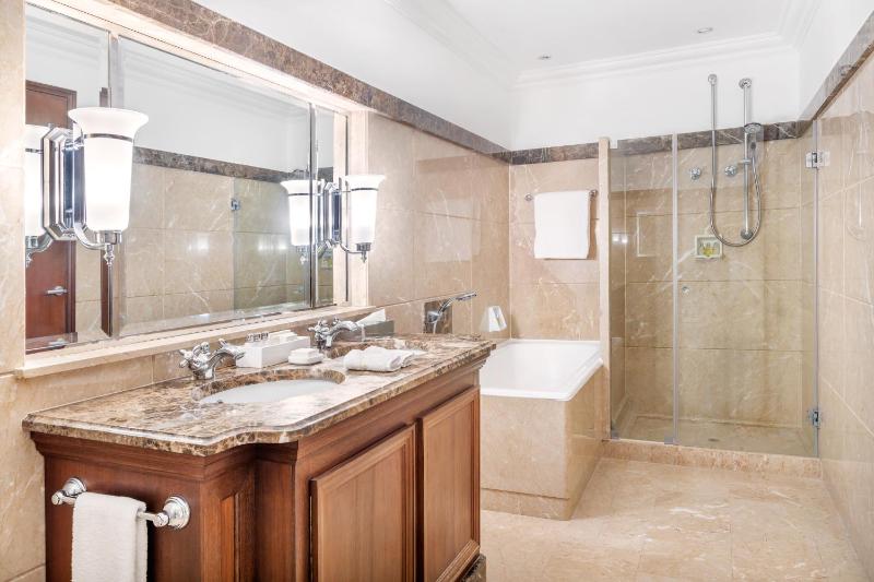 Deluxe Suite with Pool View image 3
