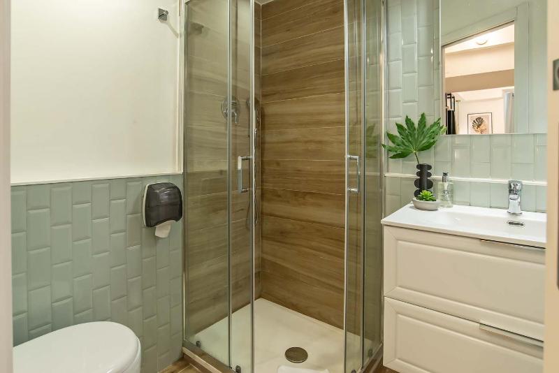 Budget Double Room - Basement image 4
