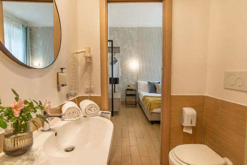 Double Room image 3