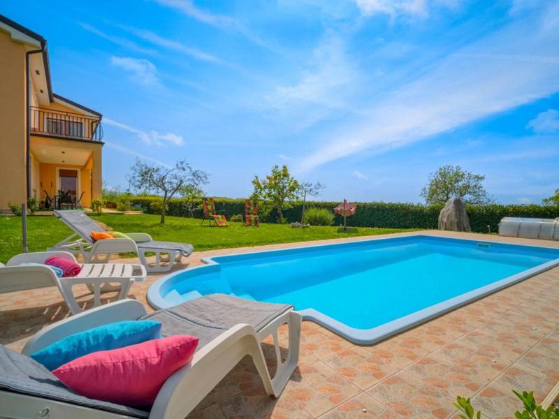 Two Bedroom Apartment with swimming pool image 1