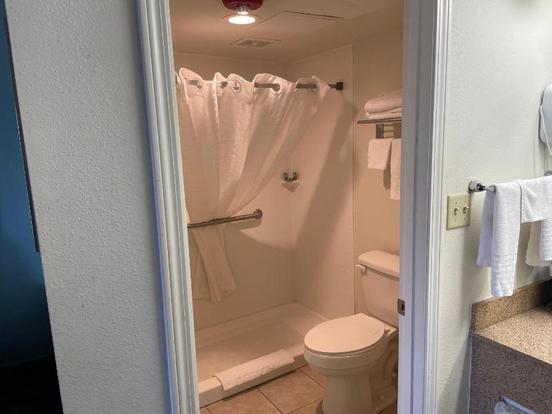 Double Room with Two Double Beds - Disability Access - Non-Smoking image 4