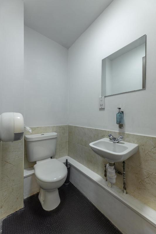 Bed in 6-Bed Mixed Shared Room image 4