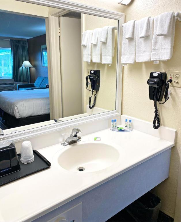 Queen Room with Two Queen Beds - Non-Smoking image 3