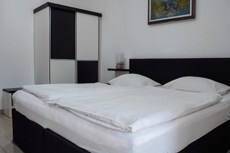 Double Room image 3