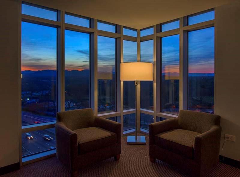 Corner King Room with City View image 2
