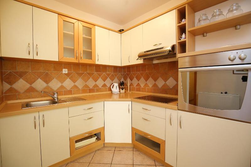 Comfort Two-Bedroom Apartment with Private Garden and BBQ image 4