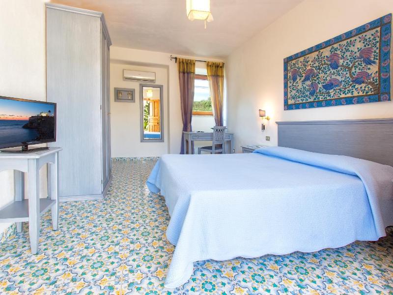 Double Room with Partial Sea View image 1