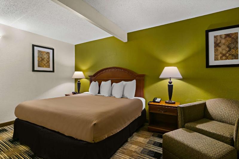King Suite – Non-Smoking image 2