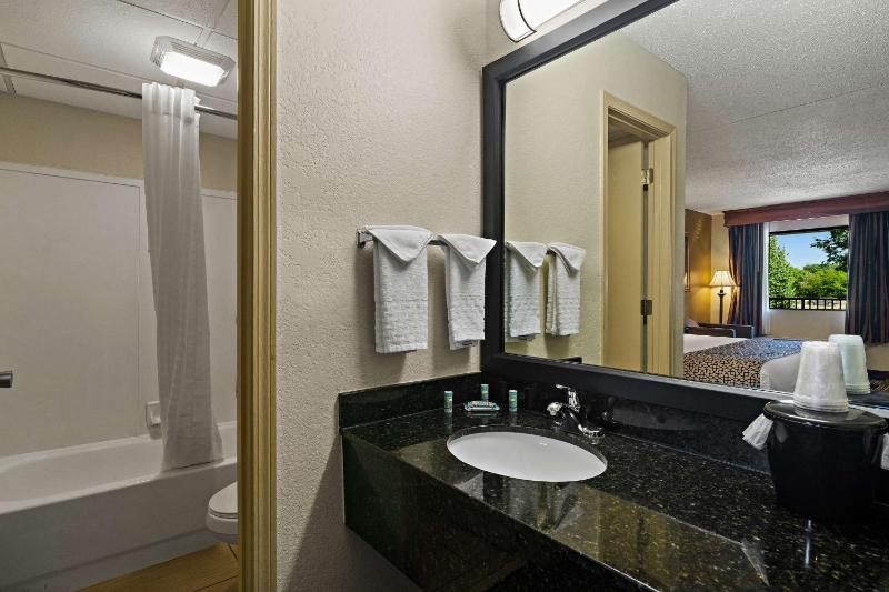 Queen Room with Two Queen Beds - Non-Smoking image 2