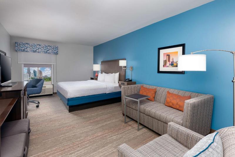 King Suite with Whirlpool - Non-Smoking image 3