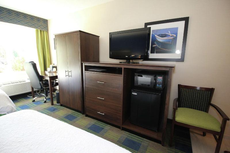 Queen Room with Two Queen Beds (4 Adults) image 2