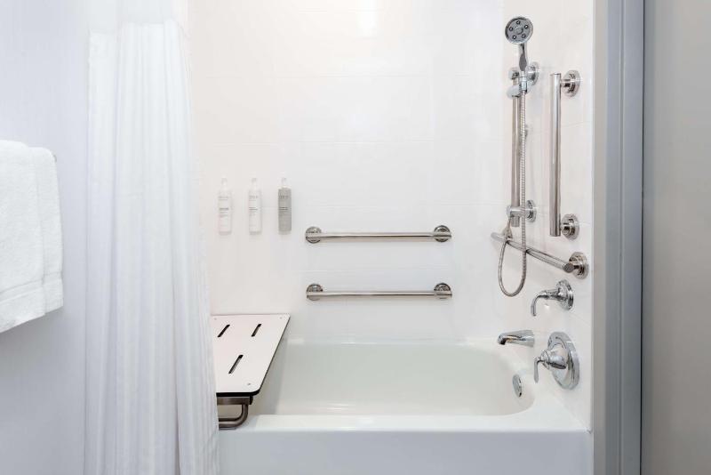 King Room with Tub - Mobility and Hearing Access image 2