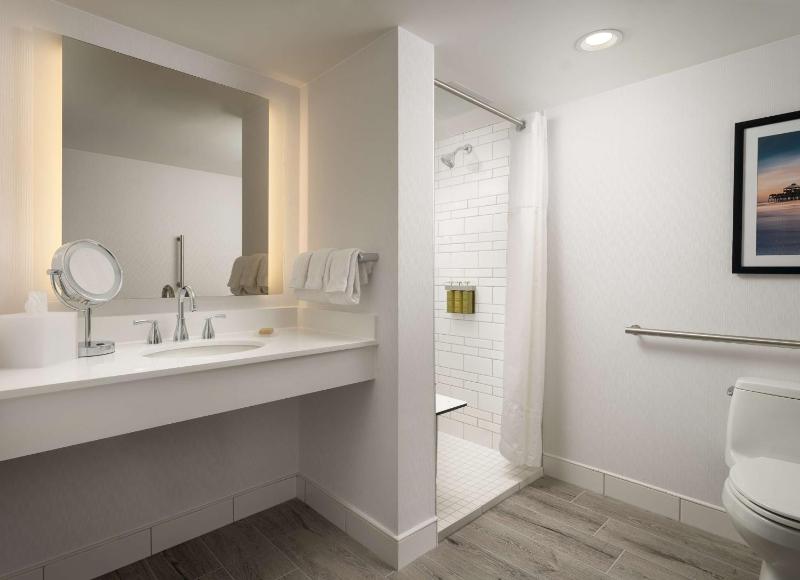 King Room with Roll-In Shower - Disability Access image 2