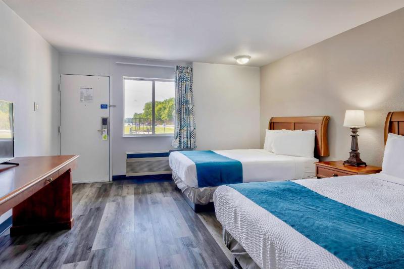 Queen Room with Two Queen Beds - Non-Smoking image 3