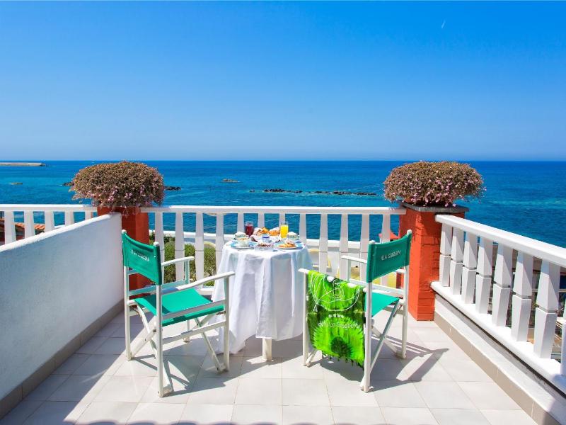 Double Room with Sea View image 4