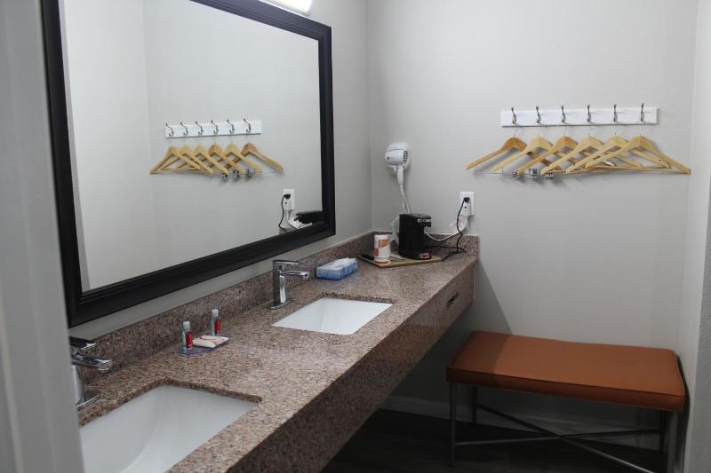 King Room with Spa Bath image 1