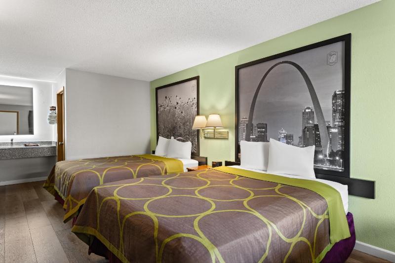 Queen Room with Two Queen Beds image 4