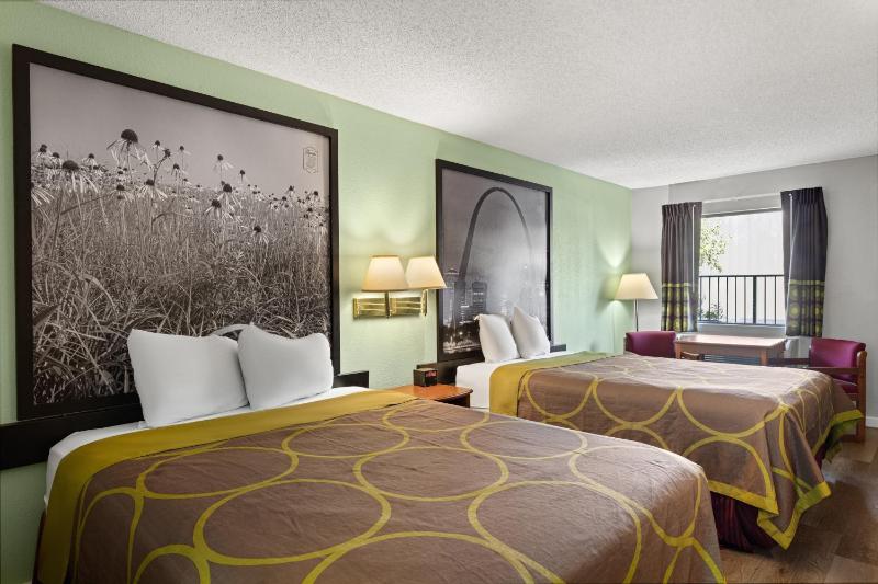 Queen Room with Two Queen Beds image 3