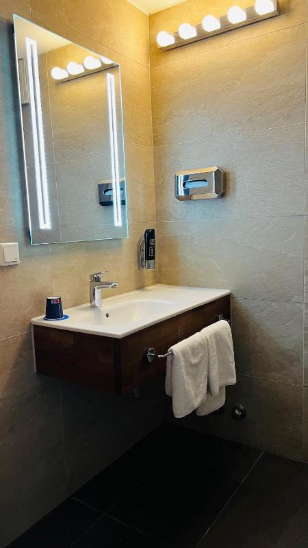Twin Room image 3