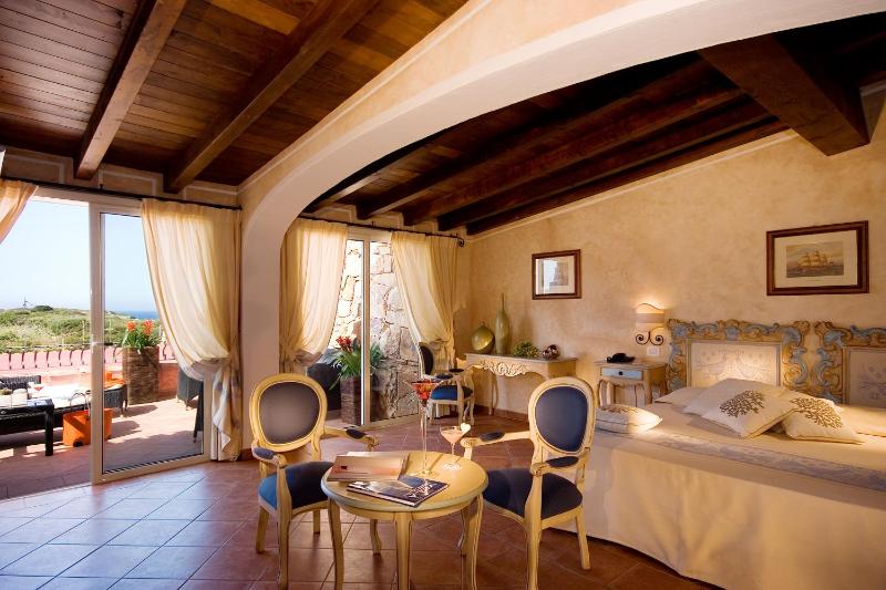 Deluxe Double or Twin Room with Sea View image 4