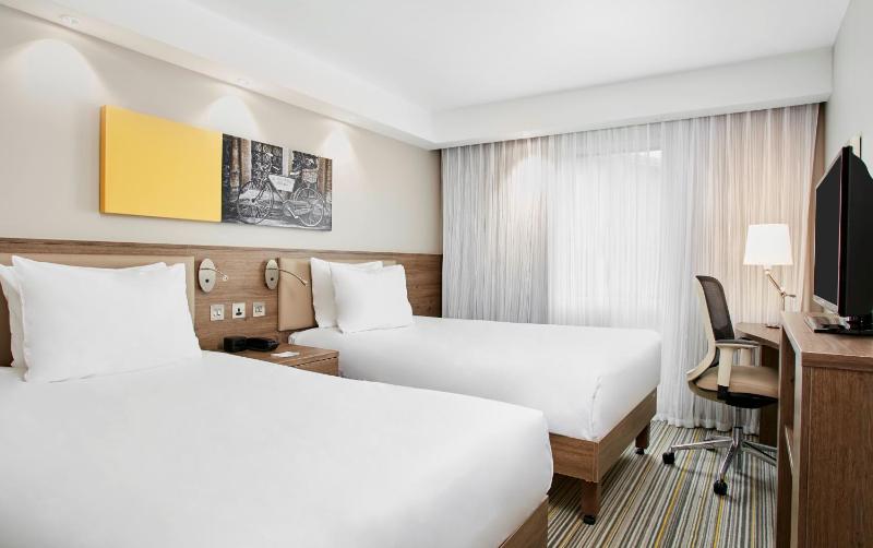 Twin Room image 4