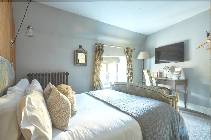 Small Double Room image 4