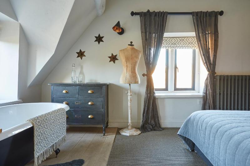 Large Double Room image 4