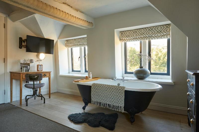 Large Double Room image 3