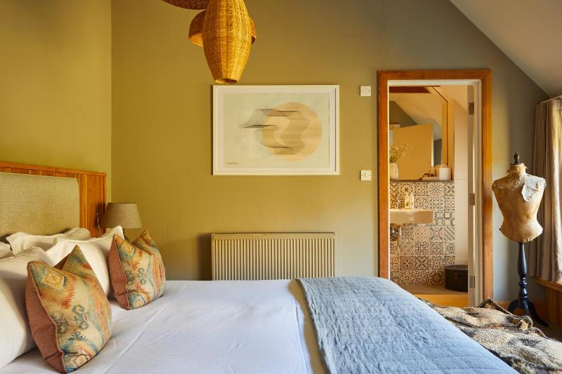 Large Double or Twin Room image 3
