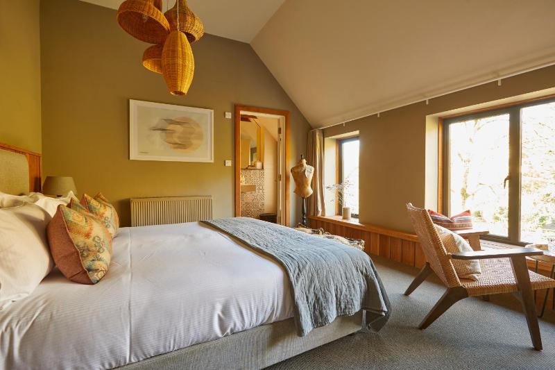 Large Double or Twin Room image 4
