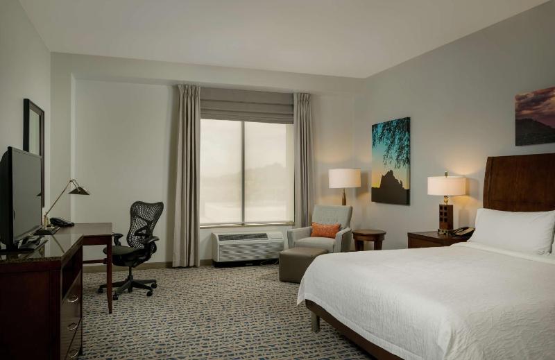 King Room with Bath Tub - Mobility Access image 3